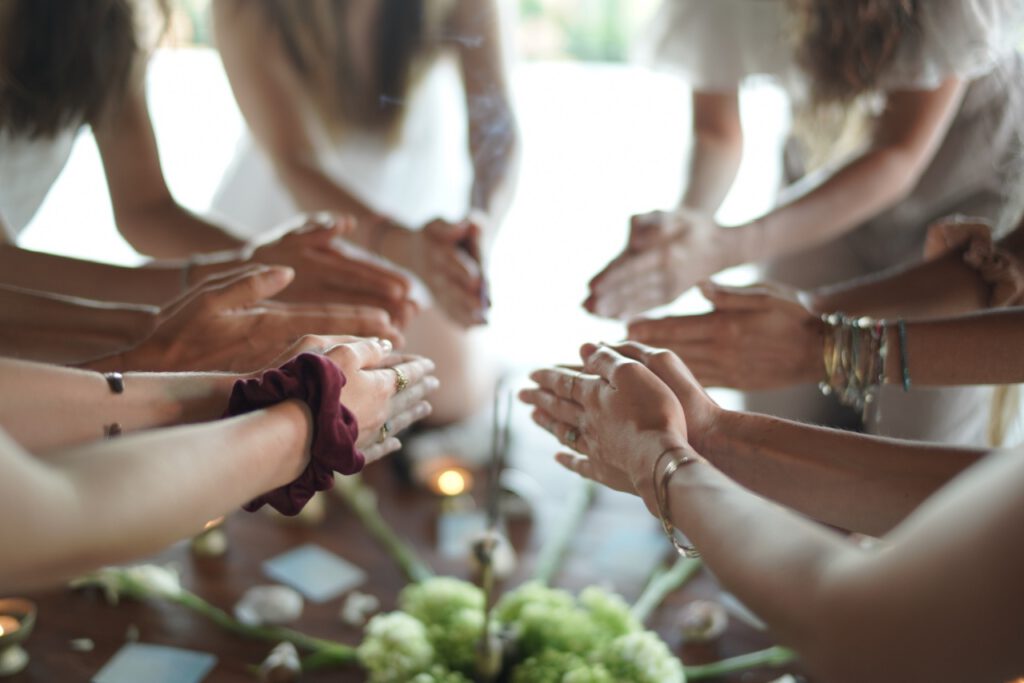 WomenCircle_geschlosseneHände_komprimiert